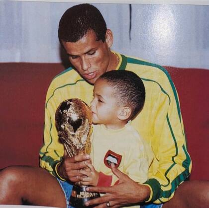 Rivaldo fue campeón con Brasil en Corea del Sur-Japón 2002. Crédito: Instagram