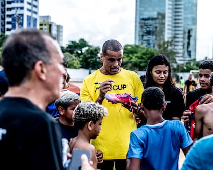Rivaldo y un autógrafo para uno de los chicos