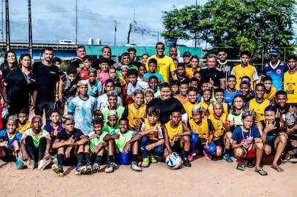 Rivaldo y un grupo de chicos participantes