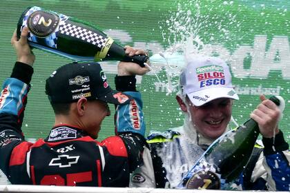 Rivales en la pista, Diego Ciantini (Chevrolet) saluda el triunfo de Otto Fritzler (Ford) en el podio de Termas de Río Hondo