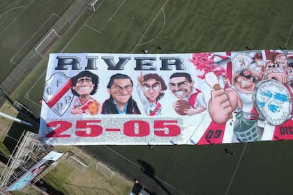 Norberto Alonso, Enzo Francescoli, Ramón Díaz y Amadeo Carrizo con el grupo de hinchas, las banderas, las bengalas y los bombos