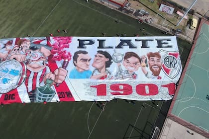 Ariel Ortega, Marcelo Gallardo (que sostiene la Copa Libertadores de 2018) y Leonardo Ponzio (que le ganó en el mano a mano a Fernando Cavenaghi)