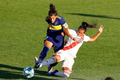 Una escena del primer tiempo, todavía con sol, cuando Boca hizo la gran diferencia.