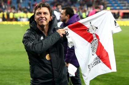 Gallardo muestra la camiseta alusiva al título, en pleno Bernabéu.