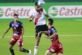 La discusión entre José Chatruc y Farinella por el gol mal anulado contra River