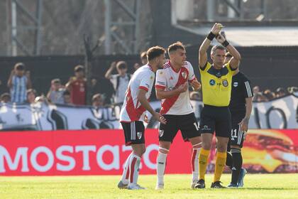 River estuvo incómodo en la cancha de Riestra, aunque no tuvo mayores problemas de tarjetas: los dos amonestados del equipo, Sebastián Boselli y González Pirez, protestan ante el árbitro Hernán Mastrángelo.