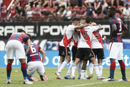 River festeja el gol de Paulo Díaz, de cabeza, ante San Lorenzo