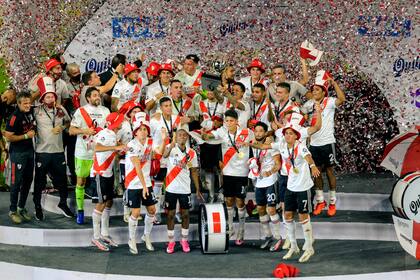 River festeja la obtención de la Supercopa ante Racing en Santiago, en marzo