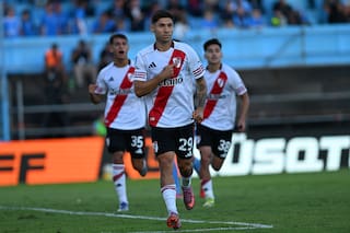 En un show de polémicas, pasó del 0-1 de Estudiantes a festejar por un penal dudoso que anotó Montiel: Salas volvió al gol