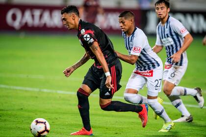 Matías Suárez, de River, se lleva la pelota ante la marca de dos defensores de Alianza Lima, durante el último encuentro entre ambos equipos, jugado en 2020