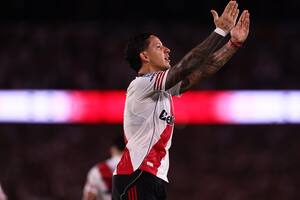 El equipo de Coudet se puso en ventaja con un gol de taco de Driussi y domina a Sarmiento, que juega con diez