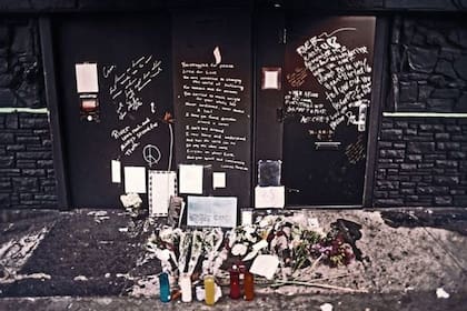 Mensajes de condolencias en The Viper Room un día después de la noche en que murió el actor, el 1 de noviembre de 1993