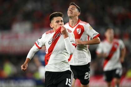 River Plate's forward Claudio Echeverri (L) celebrates after scoring during the Copa Libertadores group stage first leg football match between Argentina's River Plate and Uruguay's Nacional at the Mas Monumental Stadium in Buenos Aires on April 11, 2024. (Photo by Luis ROBAYO / AFP)