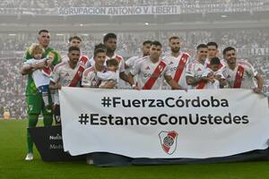 River posó con un cartel vinculado a los incendios en Córdoba, a raíz de una campaña solidaria que organiza Red Solidaria