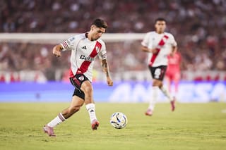 En una de las primeras jugadas, River se durmió en el fondo e Independiente Rivadavia casi convierte el primero