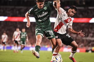 El equipo de Coudet se puso en ventaja con un gol de taco de Driussi y domina a Sarmiento, que juega con diez