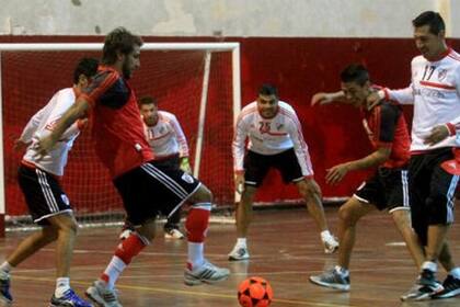 River se entrenó bajo techo