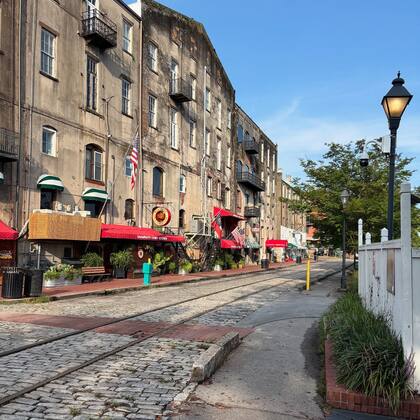 River Street en Savannah, una de las ciudades embrujadas de Estados Unidos (Visit Savannah/@juli_aroundtheglobe)