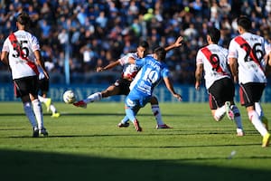 Otra polémica. Estudiantes había sorprendido a River con un golazo, pero el VAR llamó a Arasa y lo anuló: ¿qué pasó?