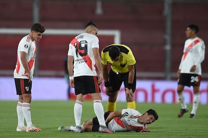 Nacho Fernández sufrió una lesión en su rodilla derecha a los 5 minutos