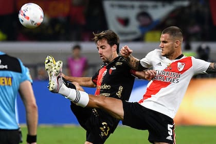 River vs Colon: Bernardi y Zuculini, con todo por la pelota