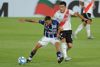 Jorge Moreira, uno de los recambios, disputa la pelota con Renzo Tesuri en un partido friccionado.