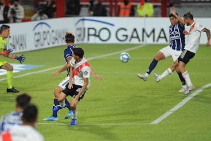 Gol de Bruno Zuculini a Godoy Cruz; el volante de River aporta lo suyo y en las dos áreas cada vez que le toca ingresar 