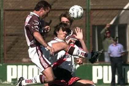 Santiago Solari disputa una pelota con el defensor Pablo Erbín