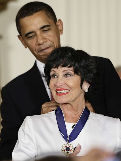 Rivera en 2009, al ser condecorada por el entonces presidente estadounidense Barack Obama con la Medalla a la Libertad, durante un acto celebrado en la Casa Blanca