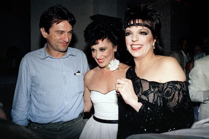 Rivera junto a Liza Minnelli y Robert De Niro, durante una fiesta que la protagonista de Cabaret brindó en honor a la estrella de Amor sin barreras, en 1984