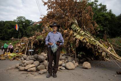 Rivera Zambrano, de 67 años y otros cocaleros y simpatizantes del derrocado presidente de Bolivia, Evo Morales, realizan un bloqueo en la carretera principal de la provincia de Chapare, en Villa Tunari, Bolivia, el 26 de noviembre de 2019.