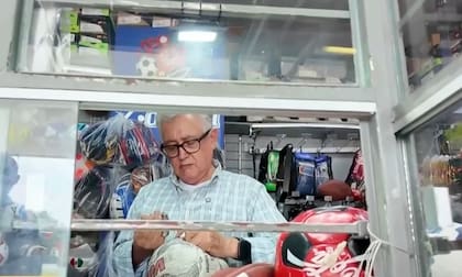 Riveros, especialista en reparación de pelotas, trabajó con balones autografiados por Pelé hasta réplicas de los utilizados en Mundiales