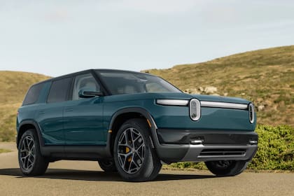 Rivian presentó en abril de 2026 el primer R2 producido en Illinois tras una inversión de US$1500 millones destinada a expandir la planta