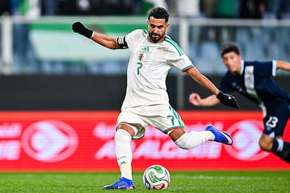 Riyad Mahrez, una de las individualidades más destacadas de Argelia, remata en la goleada frente a Guatemala
