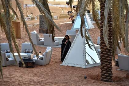 "Riyadh Oasis", situado cerca de la capital, viene a ser un refugio de alta gama en el desierto. Con sus estanques bordeados de palmeras, sus restaurantes efímeros y las carpas de lujo, atrae a los saudíes más ricos, acostumbrados a gastar miles de millones de dólares en el extranjero