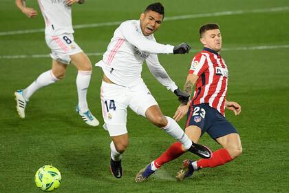 Casemiro lucha por la pelota con Trippier
