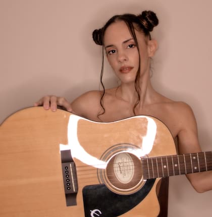 Ro, su música, su guitarra y su inspiración.