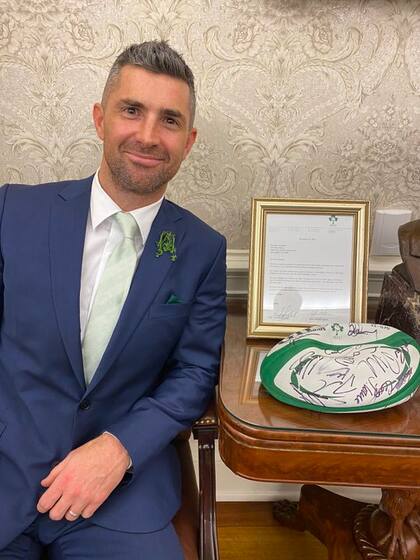 Rob Kearney con la pelota autografiada que le obsequió al presidente Joe Biden