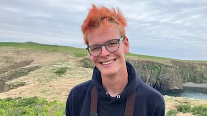 Rob Knott dice que contar los frailecillos en la isla Skomer es "un gran trabajo"