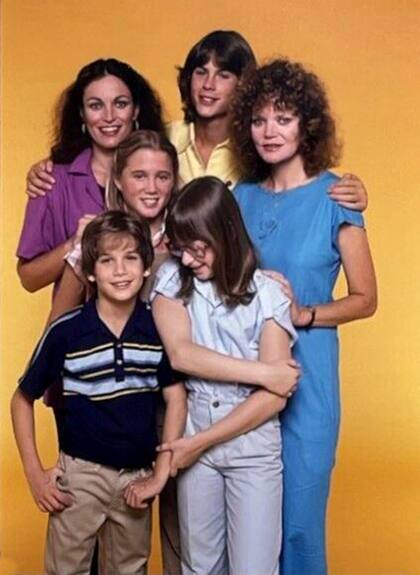 Rob Lowe nació el 17 de marzo de 1964. Y debutó en la TV a los 15 años en la sitcom A New Kind of Family (1979), una producción que no corrió con mucha suerte. Sin embargo, su carrera sí despegó con sus siguientes trabajos