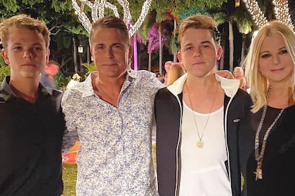 Rob Lowe conoció lo mejor del éxito, pero también todas sus sombras y estuvo a punto de perderlo todo. Poco a poco, logró encarrilar su vida y su carrera y hoy disfruta de la estabilidad laboral y de la familia que supo formar. Además, no tiene más que palabras de agradecimiento para su mujer Sheryl Berkoff, quien fue y es su gran sostén y con quien hace más de 32 años está a su lado. "Sheryl era y es mi mejor amiga", expresó el actor el año pasado sobre el secreto de su unión
