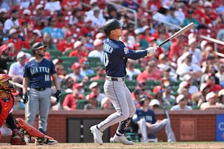 Rob Refsnyder convierte strike anulado en jonrón decisivo en triunfo de Marineros sobre Cardenales