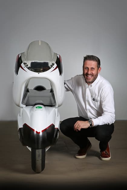 Rob White junto a la moto eléctrica WMC250EV, busca quedarse con el récord de velocidad para estos vehículos, gracias a un diseño que crea un tubo de aire entre las ruedas y el piloto