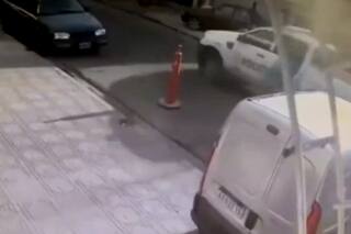 La víctima hizo señas pero el patrullero no paró