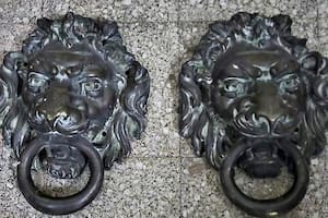 Se robaron los antiguos llamadores de bronce con forma de león de la Bolsa de Comercio porteña