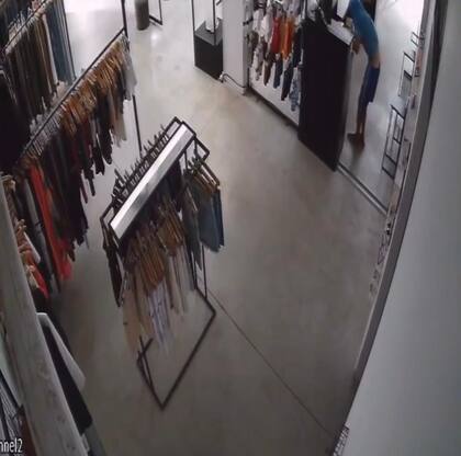 Robaron mercadería, dinero en efectivo, e incluso intentaron llevarse un teléfono celular, pero mientras escapaban el dispositivo se les cayó.