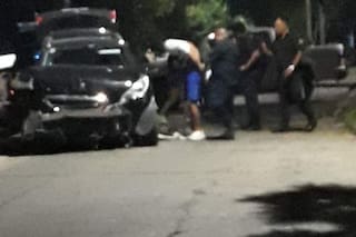 Robaron una casa, chocaron mientras los perseguía la Policía y escaparon por los techos