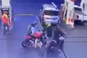 Paró en una estación de servicio para cargar combustible y le robaron la moto