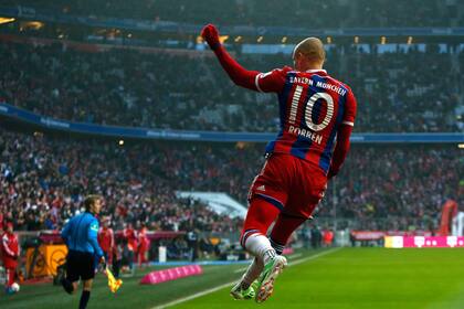 Robben festeja en la goleada del Bayern Munich