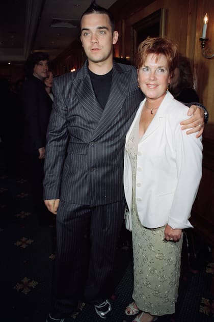 Robbie Williams junto a su madre, Janet, en julio de 1998